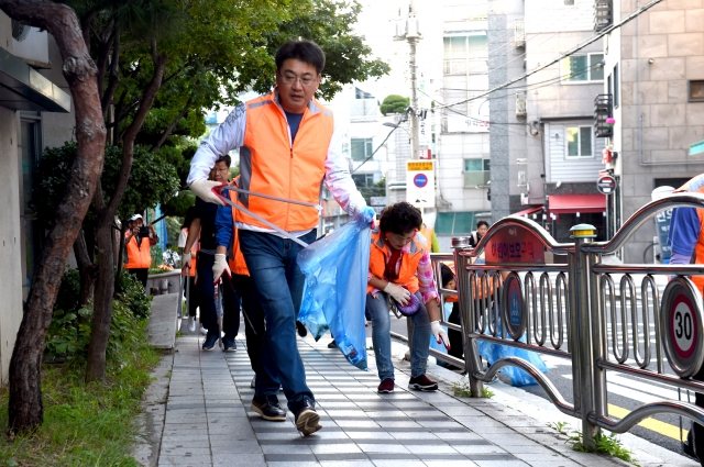 오승록 노원구청장이 거리에서 직접 쓰레기를 주우며 청소하는 모습.