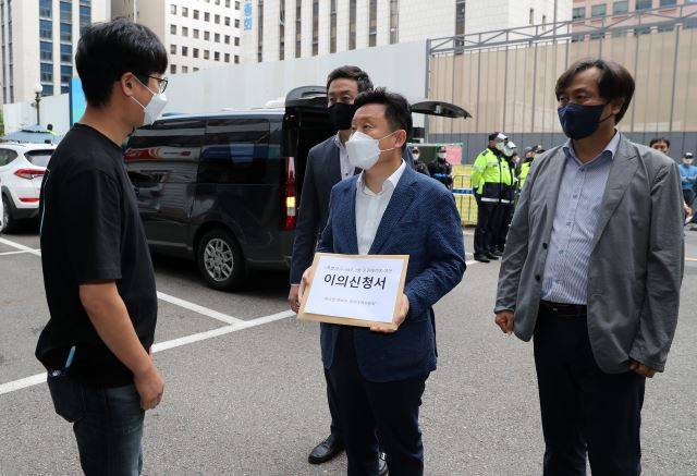 더불어민주당 이낙연 캠프 최인호 종합상황본부장과 고재경 상황실 부실장, 서누리 대변인이 11일 오후 서울 여의도 중앙당사를 찾아 선관위의 당 대선후보 결정 건에 대한 이의신청서 접수를 하고 있다. 국회사진기자단