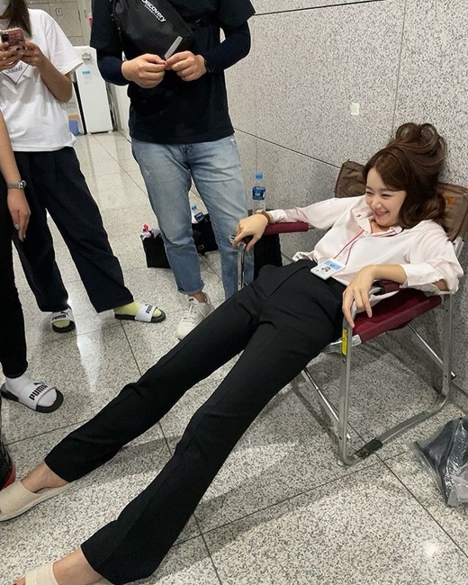 Actor So Yi-hyun (real name Cho U-jeong and 37) shared a comic routine to the public.So Yi-hyun said on the 11th Instagram, My staff on a lazy Monday told me never to show the board!!!!!! I like it.!  Im doing # RedGuddu today. It was taken on the set.So Yi-hyun is stretched forward with his legs stretched out in a chair, full of playfulness in the expression of So Yi-hyun as well as taking pictures.Actor Hong Ji-min (48), who saw the photo, commented, Im going to see the length of the Wome bridge.So Yi-hyun, meanwhile, has two daughters, Actor In Gyo-jin (41) and Marriage Hae in 2014.