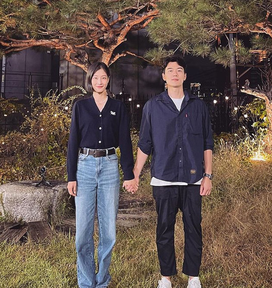 Model Lee Hyun-yi has released a couple photo of her husband Hong Seong-gi.Lee Hyun-yi posted two photos on Instagram on October 12 with the caption 2021 vs 2014.The photo is taken by Lee Hyun-yi and Hong Sung-ki, who were photographed in 2014, and the two people hold their hands together and produce a friendly atmosphere.Especially, Hong Sung Gi attracts attention with his tall height, his slender physique, and his handsome features.A warm visual that seems to know why Lee Hyun-yi said he was married to his face is admirable.This years photo shows a strong marital relationship, especially the two of them, who are eye-catching with the impression that they look more like each other than in the past.Meanwhile, Lee Hyun-yi married Hong Sung-ki, who is working for S Electronics in 2012, and has two sons.