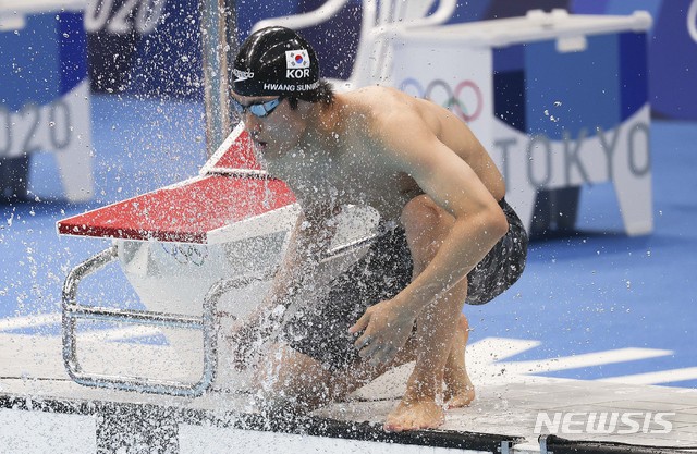 [도쿄(일본)=뉴시스] 최진석 기자 = 대한민국 황선우가 29일 도쿄 아쿠아틱스 센터에서 열린 2020 도쿄올림픽 남자 100m 자유형 결승에 출전해 몸에 물을 뿌리고 있다. 2021.07.29. myjs@newsis.com