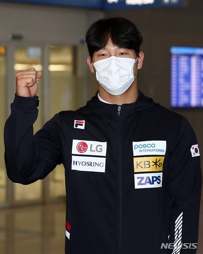 [인천공항=뉴시스] 이영환 기자 = 스켈레톤 대표 윤성빈이 5일 오후 인천 국제공항 제2여객터미널에서 중국 출국을 앞두고 포즈를 취하고 있다. 윤성빈은 11월 시작되는 2021~2022 국제봅슬레이스켈레톤경기연맹(IBSF) 월드컵 시리즈에 나서기에 앞서 베이징올림픽이 열리는 트랙에서 진행되는 IBSF 국제훈련주간에 참가한 뒤 테스트이벤트를 대신해 열리는 소규모 대회에 출전하기 위해 출국한다. 2021.10.05. 20hwan@newsis.com