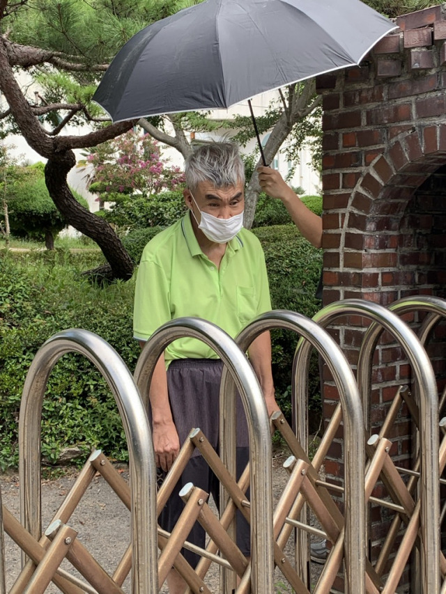 ▲ 전남 무안군 소재 사회복지시설에서 생활하는 박홍준 씨. 코로나19 탓에 시설 내부에서 불가해, 정문에서 박 씨를 만났다. 시설 직원에 우선을 펼쳐 박 씨를 보호했다. ⓒ셜록