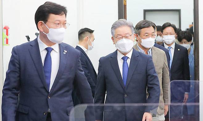 더불어민주당 제20대 대통령후보로 선출된 이재명 경기도지사와 송영길 대표가 11일 오후 서울 여의도 국회에서 열린 ''당지도부-더불어민주당 대통령 후보 상견례''에 입장하고 있다. 연합뉴스