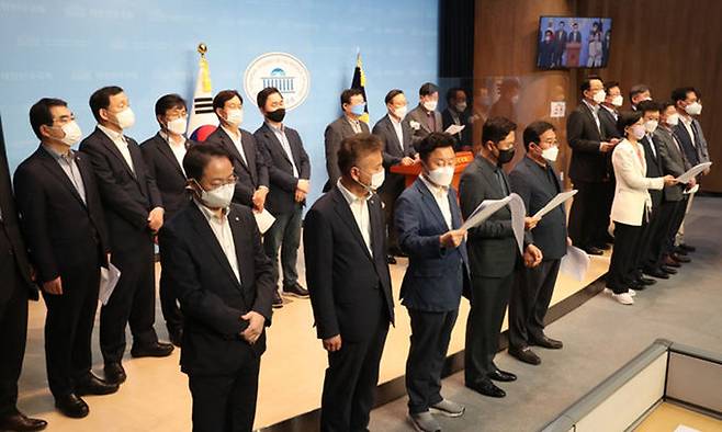 더불어민주당 이낙연 캠프 홍영표 공동선대위원장 등 소속 의원들이 11일 국회 소통관에서 “민주당 선거관리위원회와 지도부의 경선 결과 발표는 명백히 당헌·당규에 위배된다”며 “지도부는 즉시 최고위원회의를 소집해 당헌·당규 위반을 바로잡는 절차를 하루빨리 진행해야 한다”고 주장하고 있다. 허정호 선임기자