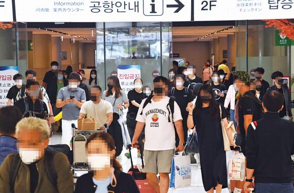 한글날 대체공휴일을 낀 연휴 마지막 날인 11일 서울 강서구 김포공항 국내선 입국장이 휴가를 마치고 돌아온 귀경객으로 붐비고 있다.김명국 선임기자 daunso@seoul.co.kr