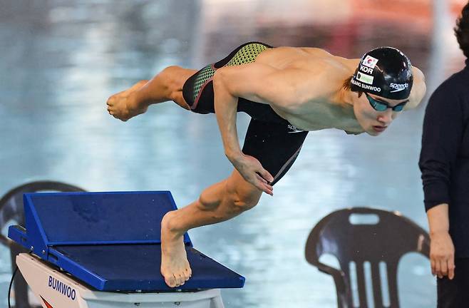 ▲ 황선우가 한국 수영 사상 최초로 개인혼영 200m에서 2분대 벽을 깼다. ⓒ 연합뉴스
