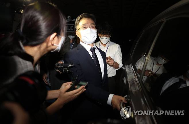 검찰 소환 조사 마친 김만배 (서울=연합뉴스) 김인철 기자 = 대장동 개발 로비·특혜 의혹의 핵심 인물인 화천대유자산관리(화천대유) 대주주 김만배 씨가 12일 오전 피의자 신분으로 검찰 소환 조사를 마치고 서초구 서울중앙지방검찰청을 나서고 있다. 2021.10.12 yatoya@yna.co.kr