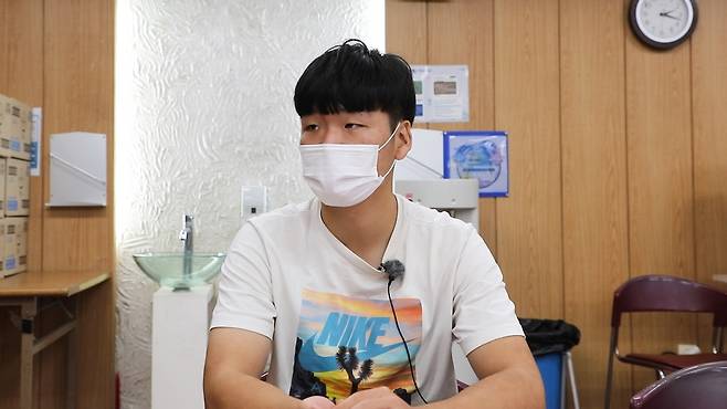 인터뷰하는 구로중 재학생 김민규 군 [촬영 문혜원 인턴기자]