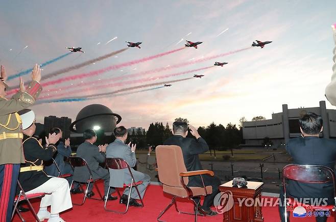 김정은, 국방발전전람회 '자위-2021' 개막 참관 (평양 조선중앙통신=연합뉴스)  북한이 노동당 창건 76주년을 맞아 국방발전전람회 '자위-2021'을 11일 3대혁명 전시관에서 개막했다고 조선중앙통신이 12일 보도했다. 사진은 북한공군의 기교비행모습을 김정은 당 총비서가 참관하고 있는 모습.  2021.10.12 
    [국내에서만 사용가능. 재배포 금지. For Use Only in the Republic of Korea. No Redistribution] nkphoto@yna.co.kr