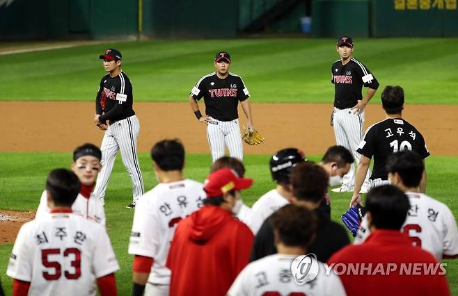 '오늘은 무승부' (인천=연합뉴스) 윤태현 기자 = 12일 인천 SSG 랜더스필드에서 열린 프로야구 SSG 랜더스와 LG 트윈스의 경기. 4-4 무승부로 경기를 끝낸 LG와 SSG 선수들이 아쉬운 표정을 짓고 있다. 2021.10.12 tomatoyoon@yna.co.kr