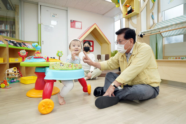 유덕열 동대문구청장이 답십리동 육아종합지원센터에서 아이와 즐거운 시간을 보내고 있다.