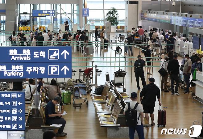 지난 8월23일 인천공항 1터미널에서 시민들이 출국 수속을 밟고 있다. 신종 코로나바이러스 감염증(코로나19) 백신 접종이 전 연령대에서 본격적으로 이뤄지면서 해외여행을 떠나려는 사람들이 늘고 있다.2021.8.23/뉴스1 © News1 신웅수 기자