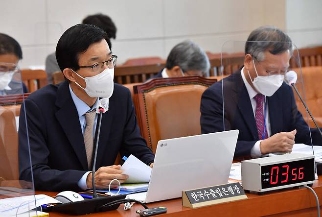 방문규 한국수출입은행장이 의원 질의에 답하고 있다.