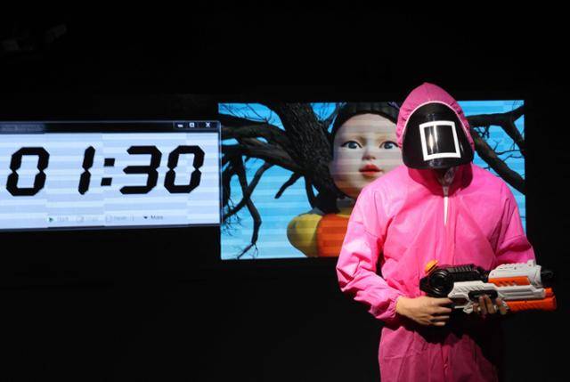 12일 아랍에미리트 아부다비의 한국문화원에서 '오징어 게임' 체험 행사가 열리고 있다. 아부다비=AFP 연합뉴스