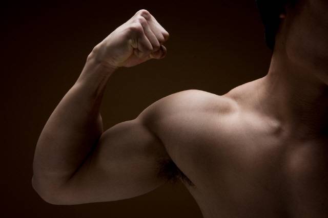 운동 후 갑자기 팔에 알통이 생겼다면 상완이두근 파열을 의심해야 한다./사진=클립아트코리아