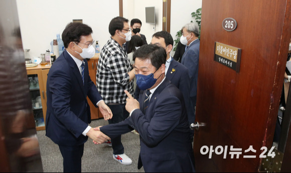 13일 국회열린 더불어민주당 당무위원회에서 '경선 무효표 처리' 관련한 이의제기에 대해 "문제가 없다"는 판단을 내린 가운데 회의를 마친 당무위원들이 송영길 당대표와 인사를 나누고 있다.