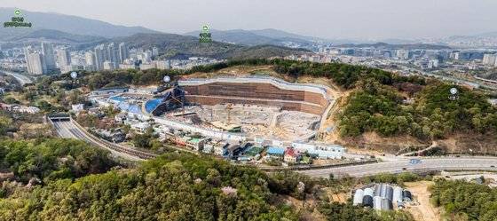 옹벽 공사 당시 상황. 거대한 포크레인이 장남감처럼 보일 정도로 옹벽이 높고 크다. 네이버 항공뷰