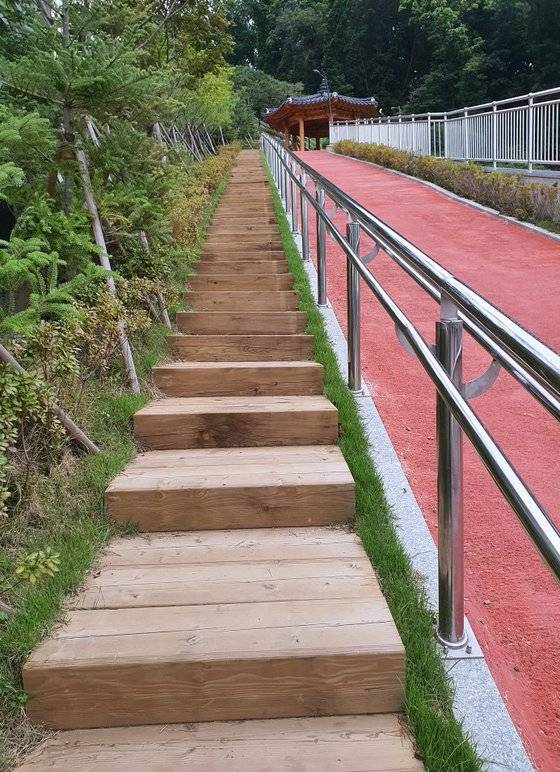 성남시가 백현동에 아파트를 짓게 해 주는 조건으로 받은 '공원'의 진입로. 경사가 가파르고 차량 진입이 불가한 사실상 '맹지'였다. 김원 기자