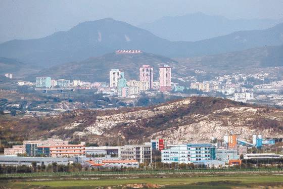 지난 2019년 경기도 파주시 서부전선 비무장지대(DMZ) 도라전망대에서 바라본 개성공단과 개성시내. 연합뉴스.