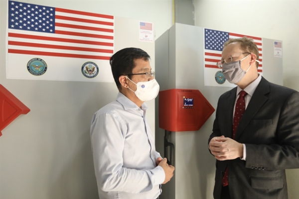 The Chargé d"Affaires of the U.S. Embassy Hà Nội, Christopher Klein (right) talks with Dr. Đặng Đức Anh, Director of the National Institute of Hygiene and Epidemiology (NIHE) in front of the newly arrived ultra-cold freezers on Tuesday. — VNA/VNS Photo Minh Quyết