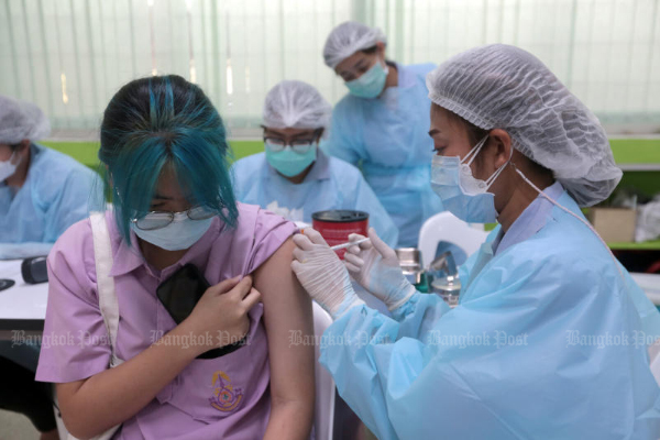 A student of Matthayom Prachaniwet School in Chatuchak district of Bangkok receives a Pfizer vaccine shot on Monday. (Photo: Chanat Katanyu)