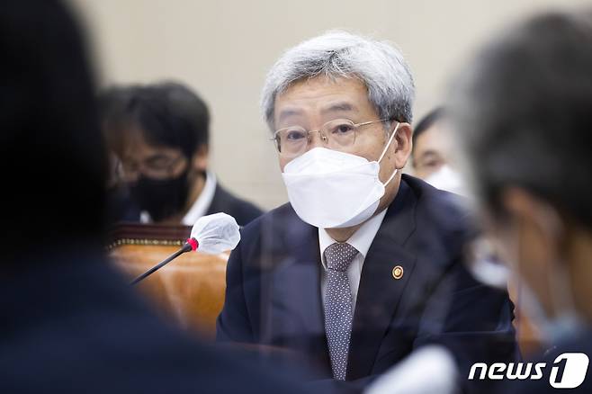 (서울=뉴스1) 구윤성 기자 = 고승범 금융위원장이 6일 서울 여의도 국회에서 열린 정무위원회의 금융위원회에 대한 국정감사에서 의원들의 질의에 답하고 있다. 2021.10.6/뉴스1