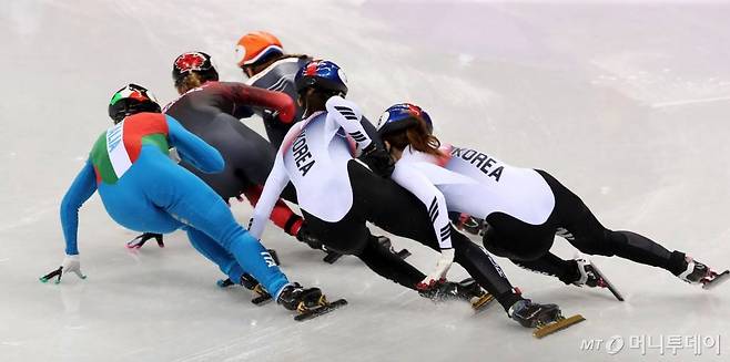 [강릉=이데일리 스타in 방인권 기자] 쇼트트랙 최민정(오른쪽)과 심석희(왼쪽)가 22일 오후 강원도 강릉 아이스아레나에서 열린 '2018 평창동계올림픽 쇼트트랙 여자 1,000m 결승'에서 미끄러져 넘어지고 있다.  아웃코스로 추월을 하려던 최민정이 심석희의 오른쪽 허벅지와 팔과 충돌했다/사진=강릉(강원)=김창현 기자