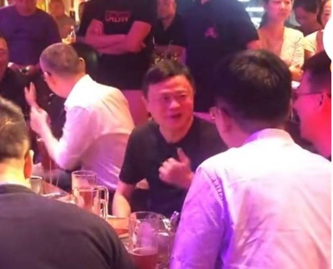 마윈 알리바바 회장이 최근 홍콩에서 사업 관계자들과 만나 대화하는 모습이 포착됐다. /웨이보 캡처