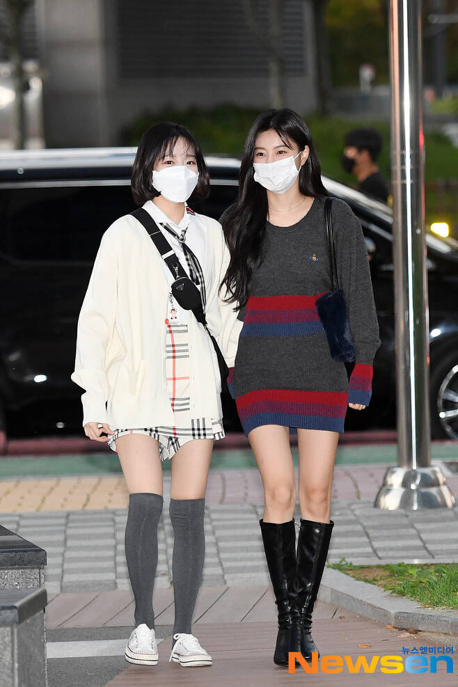 Singer Jo Yu-ri and Kang Hye-won from IZ*ONE are on their way to work to attend a schedule at the Light Maru Broadcasting Support Center in Janghang-dong, Ilsan-dong, Goyang-si, Gyeonggi-do on the afternoon of October 13.