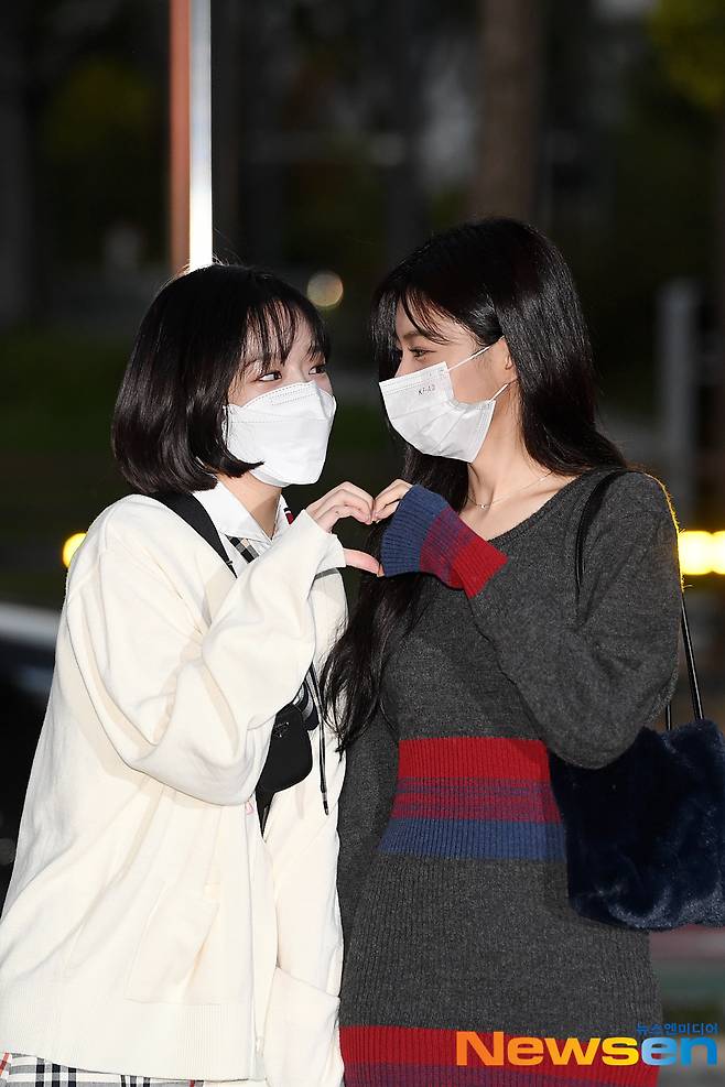 Singer Jo Yu-ri and Kang Hye-won from IZ*ONE are on their way to work to attend a schedule at the Light Maru Broadcasting Support Center in Janghang-dong, Ilsan-dong, Goyang-si, Gyeonggi-do on the afternoon of October 13.