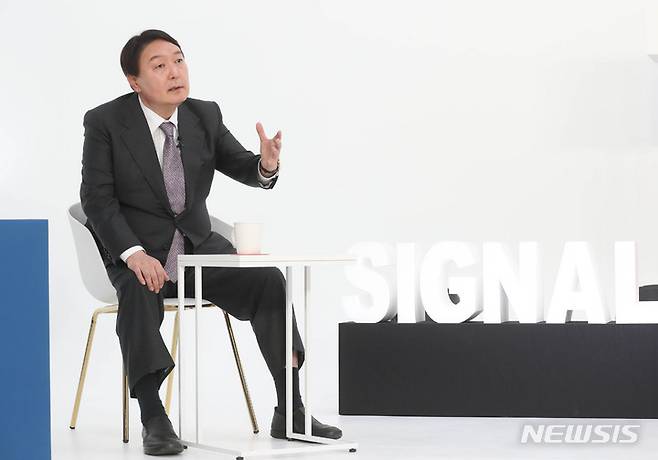 [서울=뉴시스] 국회사진기자단 = 윤석열 국민의힘 대선 경선 후보가 10일 오후 서울 금천구 즐스튜디오에서 열린 '국민 시그널 면접'에 참석해 질문에 답하고 있다. 2021.09.10. photo@newsis.com