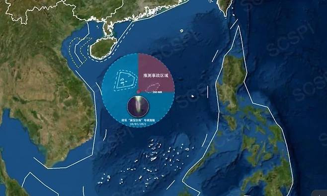 [서울=뉴시스] 미군 핵추진 잠수함 코네티컷함이 지난 2일 남중국해에서 작전을 펼치던 중 정체불명의 물체와 충돌했다. 13일 중국 명문 베이징대 싱크탱크인 ‘남중국해전략태세감지계획(SCSPI)’은 이번 충돌 사고 추정 위치를 발표했다. 지도 가운데 붉은색 부채꼴 도형이 사고 추정 위치. <사진출처: CCTV 방송 캡쳐> 2021.10.13