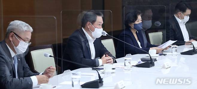 [서울=뉴시스] 대한상공회의소는 이날 오후 서울 중구 상의회관에서 서울상공회의소 회장단 회의를 개최하고 ▲국가발전 프로젝트 ▲국민소통 플랫폼 ▲새로운 기업가정신 확산 방안 등의 의제에 대해 의견을 나눴다고 밝혔다.(사진=대한상공회의소 제공) 2021.10.13 photo@newsis.com