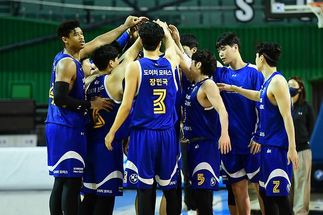 [서울=뉴시스]승리한 삼성 선수단.(사진=KBL 제공) *재판매 및 DB 금지