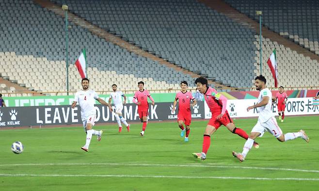 손흥민(오른쪽 두번째)이 12일 이란 테헤란의 아자디스타디움에서 열린 이란과의 2022 카타르월드컵 아시아지역 최종예선 A조 4차전에서 선제골을 넣고 있다. 테헤란=연합뉴스