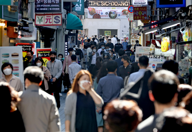 13일 오후 서울 명동 거리에서 시민들이 걸어가고 있다./연합뉴스