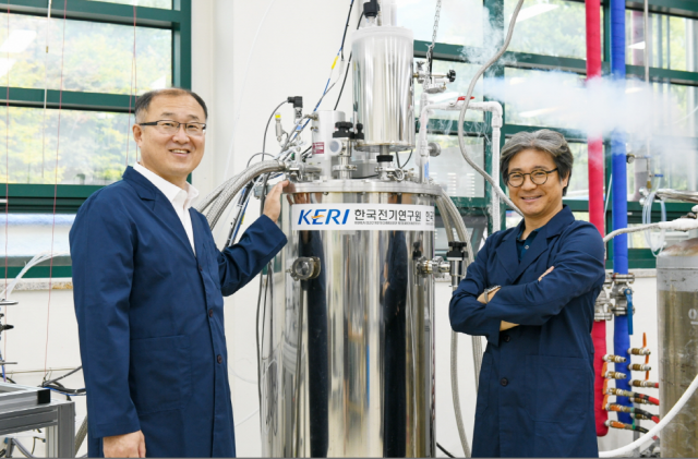 한국전기연구원의 하동우(왼쪽)·고락길 박사가 액체수소 생산·장기 저장 기술을 설명하고 있다.