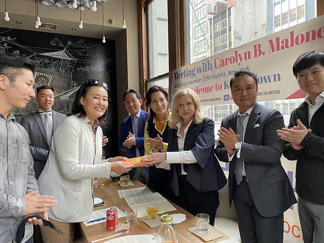 친한파 미국 하원의원에게 '문재인 시계' 전달 (뉴욕=연합뉴스) 강건택 특파원 = 12일(현지시간) 미국 뉴욕시 맨해튼의 한 한식당에서 한인이민사박물관 주최로 열린 캐럴린 멀로니 하원 감독개혁위원장의 한인 간담회 자리에 참석해 멀로니 위원장에게 문재인 대통령의 친필서명 시계를 전달하는 박영선 전 중소벤처기업부 장관. 2021.10.13. firstcircle@yna.co.kr