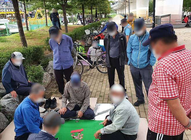 소래포구역 교량 밑에 모인 노인들  [촬영 김상연]