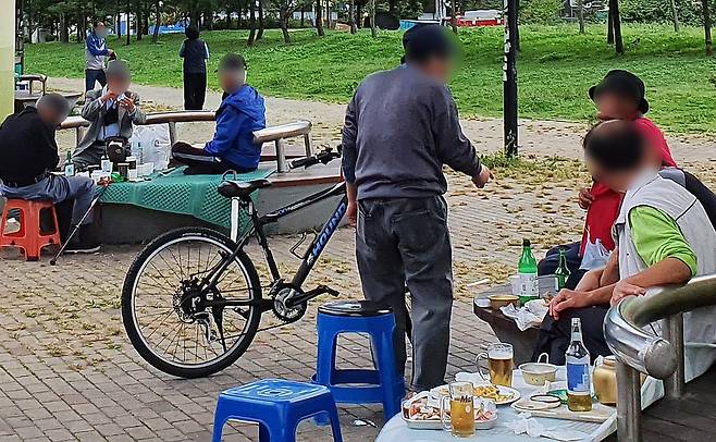 소래포구역 교량 밑에 모인 노인들 [촬영 김상연]