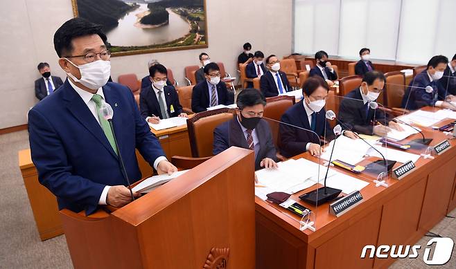 14일 서울 여의도 국회에서 열린 국회 농림축산식품해양수산위원회의 한국마사회 등에 대한 국정감사에서 김춘진 한국농수산식품유통공사 사장이 업무 보고를 하고 있다. 2021.10.14/뉴스1 © News1 오대일 기자