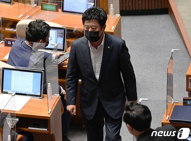 뇌물 수수 혐의를 받고 있는 정찬민 국민의힘 의원이 29일 서울 여의도 국회에서 열린 본회의에서 체포동의안 표결 전 신상발언을 마친 뒤 의석으로 향하고 있다. 이날 본회의에서 정 의원의 체포동의안은 가결됐다. 2021.9.29/뉴스1 © News1 구윤성 기자