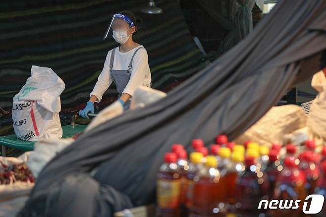 코로나19 집단감염으로 일시 폐쇄 후 영업을 재개한 마포농수산물시장에서 한 시장 상인이 영업준비를 하고 있다.© News1 성동훈 기자