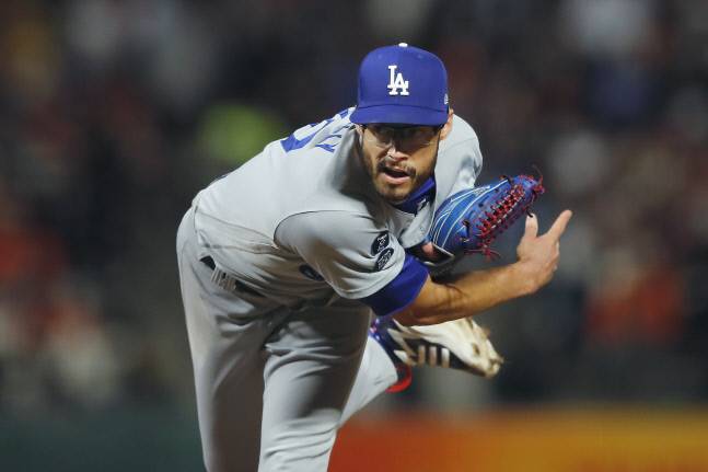 LA 다저스 불펜 투수 조 켈리는 브레이킹 볼의 50% 이상은 너클 커브로 구사한다. AP연합뉴스