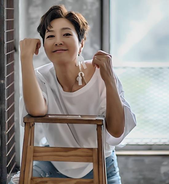 정수라는 맑고 청아한 보이스의 뚜렷한 색깔로 전성기 시절엔 부르는 노래마다 히트하며 대중의 환호를 받았다. 대표곡은 다름 아닌 '아! 대한민국'이지만, 그는 가수로 살면서 자신의 감정을 가장 충실하게 담은 '어느 날 문득'(2017년)을 인생곡으로 꼽는다. /제이뮤직컴퍼니 제공