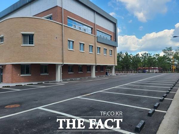 안산도시공사(사장 서영삼)는 14일부터 안산시 관내 초·중학교 부설주차장 18개소를 야간 무료개방 한다고 밝혔다./안산도시공사제공