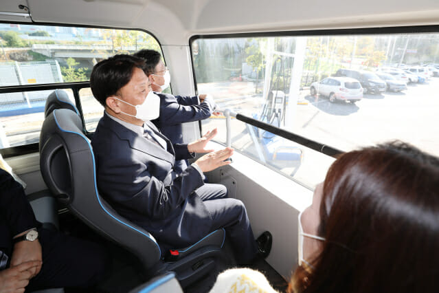 백승근 국토교통부 대도시권광역교통위원장이 2층광역전기버스 개통 전 현장 합동 점검을 하고 있다