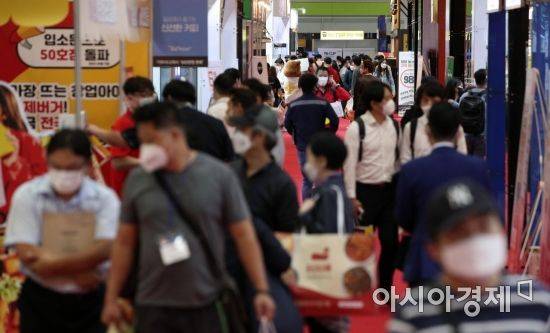 14일 서울 강남구 코엑스에서 열린 IFS 프랜차이즈 창업박람회가 예비 창업자들로 붐비고 있다./김현민 기자 kimhyun81@