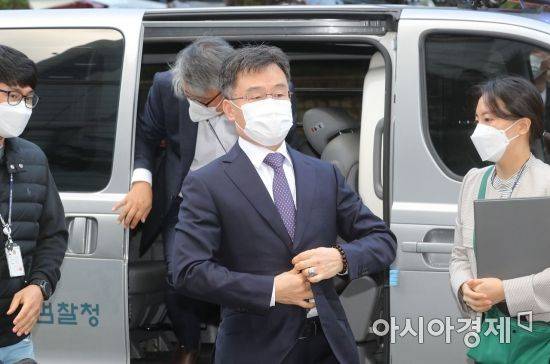 경기 성남시 대장동 개발사업 특혜 의혹의 핵심 인물이자 화천대유의 대주주 김만배 씨가 구속 전 피의자심문(영장실질심사)을 받기 위해 14일 서울 서초구 서울중앙지방법원에 출석하고 있다. /문호남 기자 munonam@